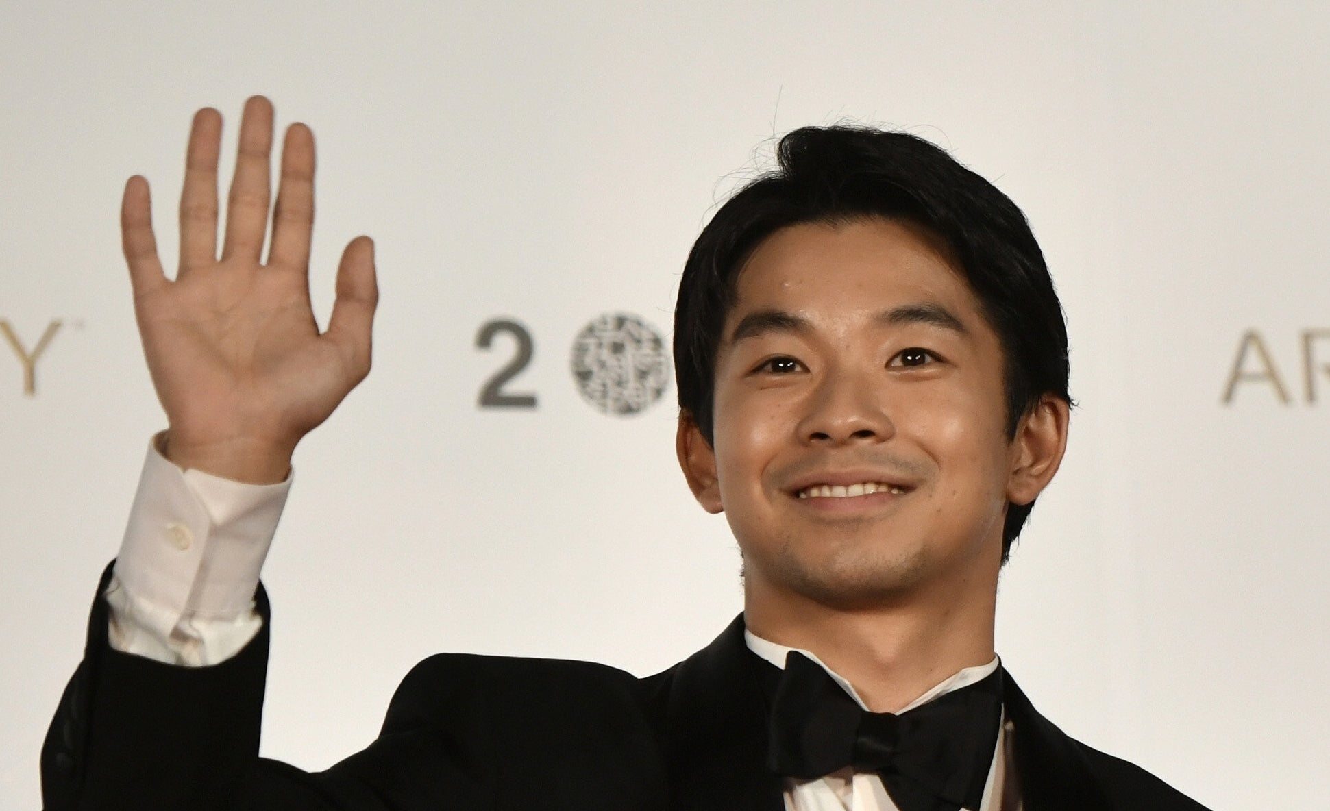 大河ドラマ「豊臣兄弟！」の海外ビジュアルに「かっこいい」「痺れる」の声。仲野太賀が笑顔の日本版とこんなに違う