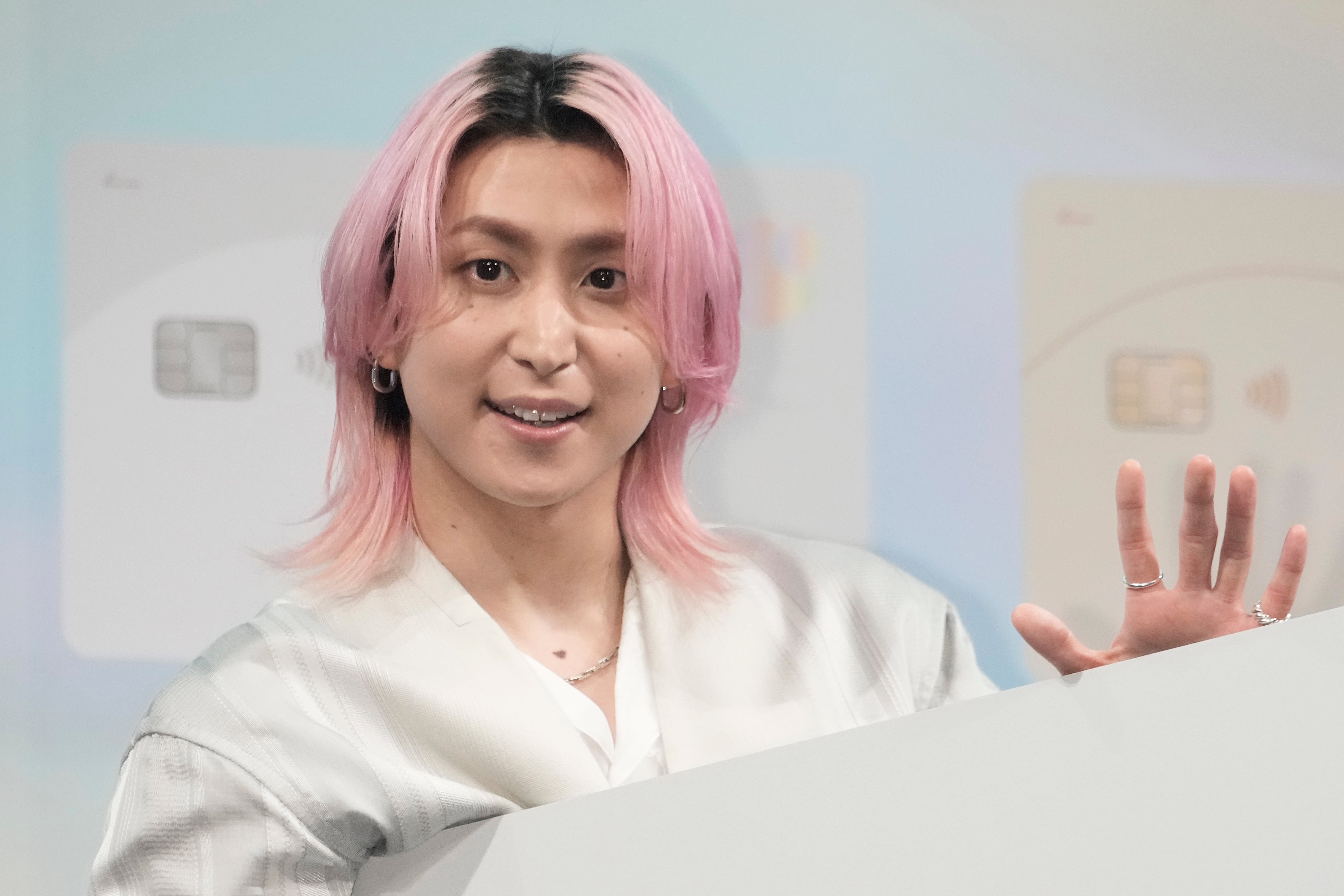 Snow Man佐久間大介、アニメブースに「完全に溶け込んでる」と驚きの声。鋼の錬金術師や葬送のフリーレンと記念撮影