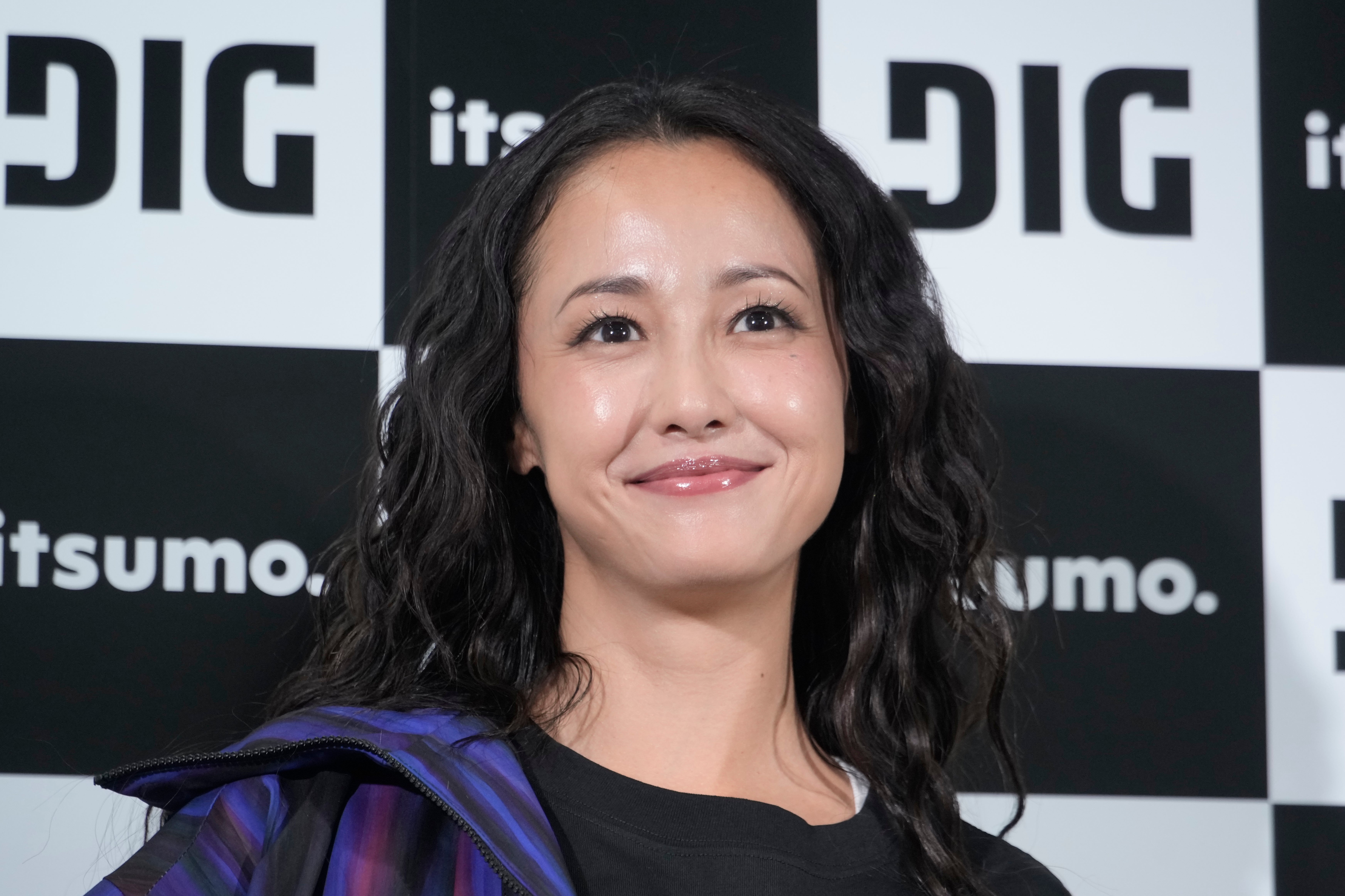 沢尻エリカ、新作写真集で「抜群の運動神経」を披露。水深10mの海で立ち泳ぎ「体幹がしっかりしている」