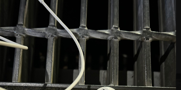 側溝のイヤホン、“意外な救出方法”が「天才過ぎる、東大に行け」「300円で済む」と大反響