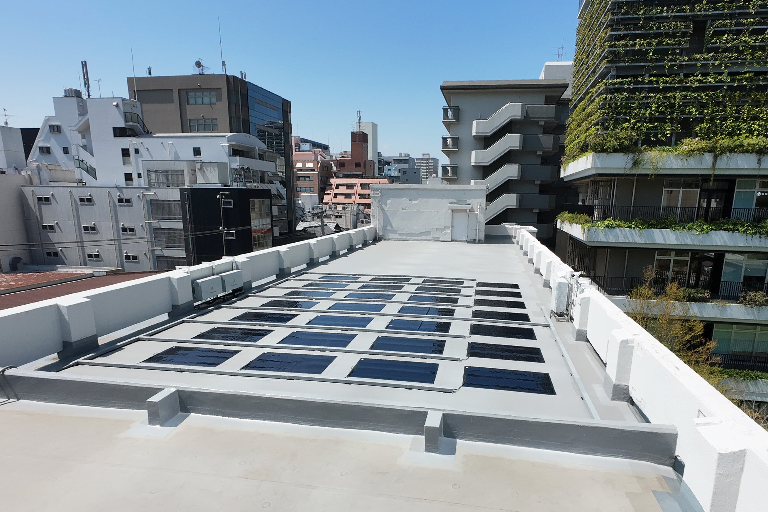 薄くて曲がる「ペロブスカイト太陽電池」は、再エネ社会の“切り札”になるか。積水化学が見据える実用化