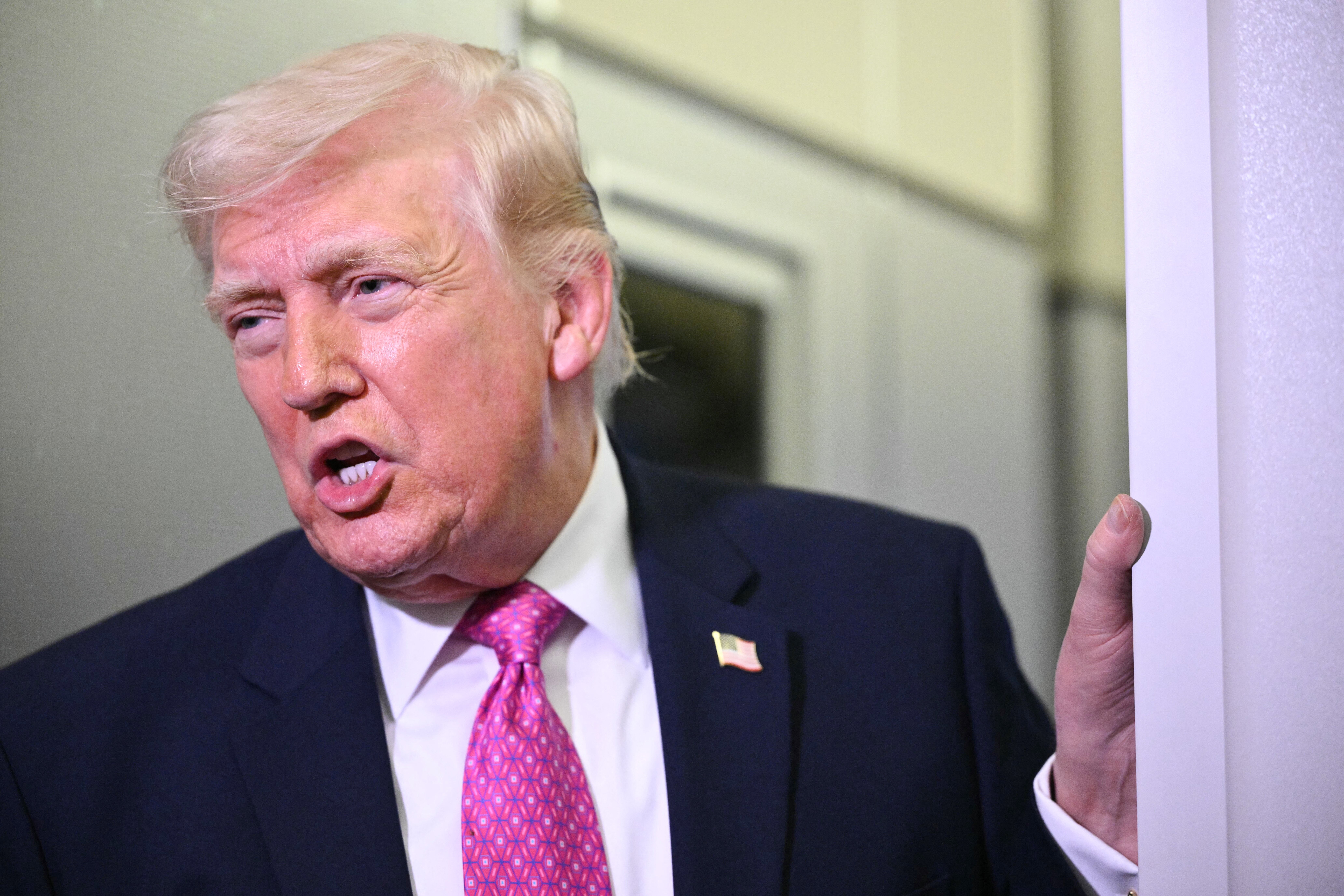 トランプ、ホワイトハウス地下に軍事施設を建設中と明かす。4億ドルかけた舞踏会場は「小屋」と発言