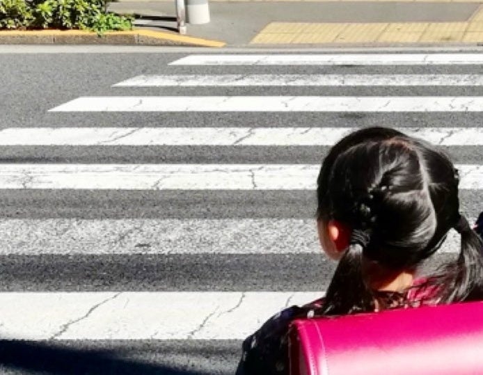 ランドセルから見えた成長の記録。入学時と卒業時の後ろ姿に「胸がギューだよ」「おおきくなったね」と反響