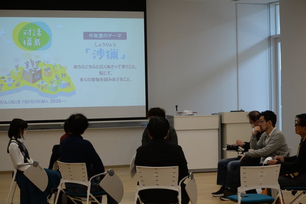前半は車座になって語り合った