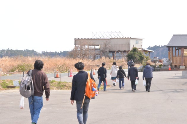 伝承館周辺を歩いて回った参加者ら