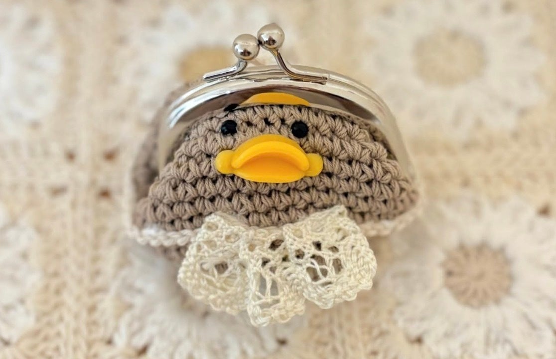 鳥が“がま口”になった手編み作品が可愛すぎる！⇨くちばしの位置で表情が変わる…現在も増殖中