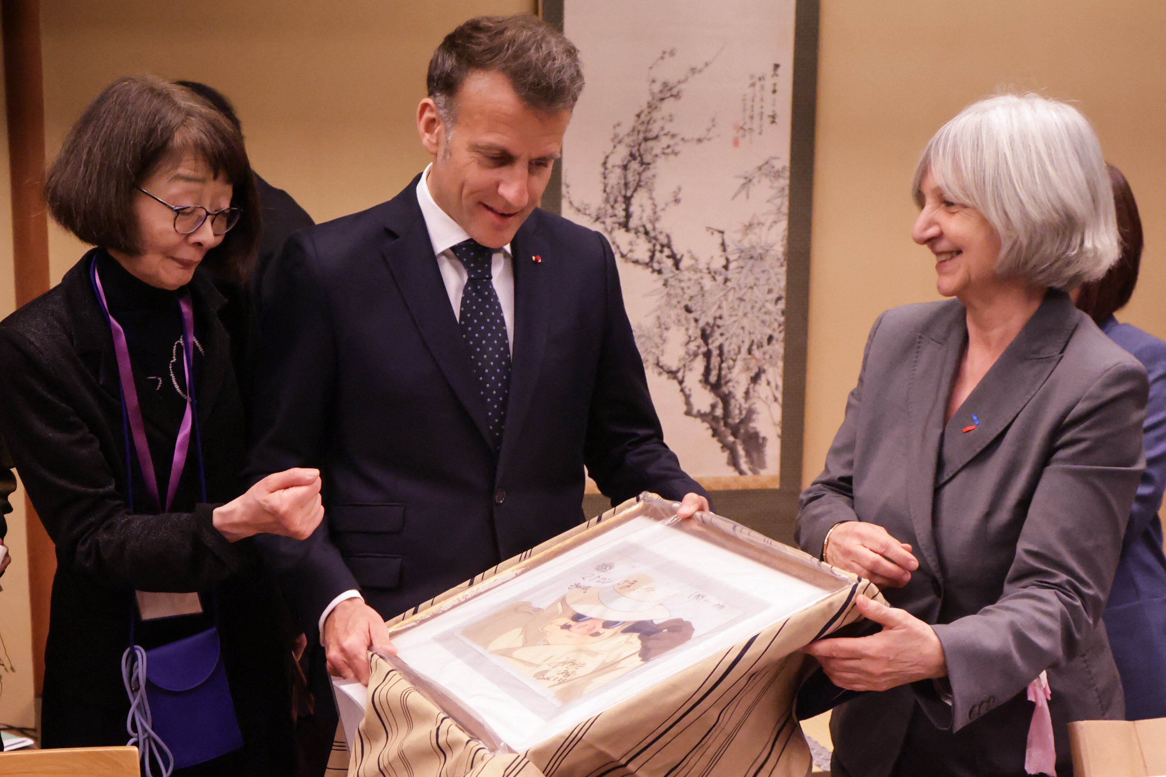 マクロンに宮崎駿から『紅の豚』イラストが贈られる。直筆サインと「ごめんね」のメッセージ