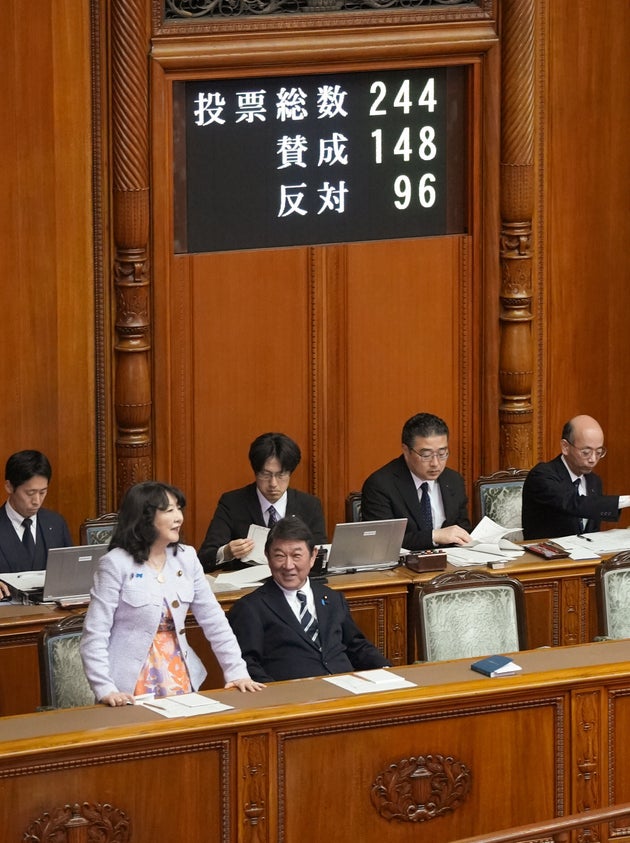 参院本会議で「年収の壁」が160万円から178万円に引き上げることを盛り込んだ2026年度税制改正関連法が可決・成立。一礼する片山さつき財務相