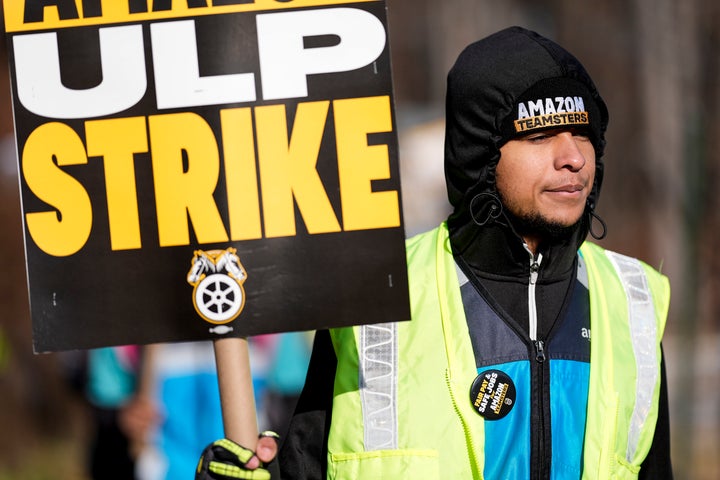 Un manifestante a favor del sindicato marcha frente a un almacén de Amazon el 20 de diciembre de 2024 en Alpharetta, Georgia.