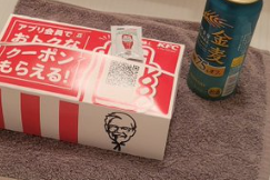 ケンタッキーを食べるため“人間側”を隔離⇨「猫ファーストですね」「我が家は押し入れで食べる」と18万いいね