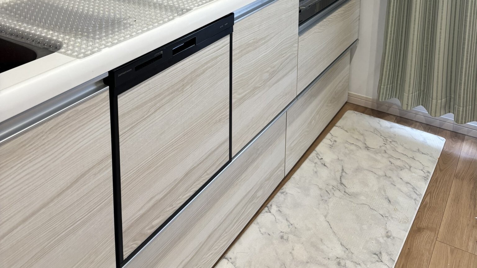 キッチンの“猫よけグッズ”が愛猫には無意味だった...⇨「プレミアムシート完成」「ここええやろ、の顔してる」と爆笑