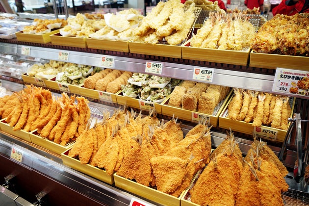 角上魚類の惣菜コーナー。巨大なアジフライなども人気