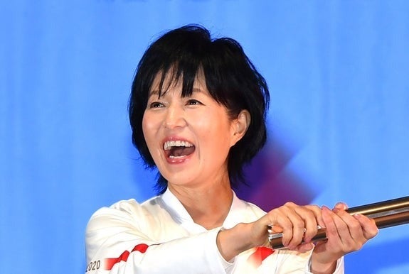 磯野貴理子、雨の日に撮影した“鳥たちの姿”を公開。ハシブトガラスのアップやウグイスに「プロレベル」の声
