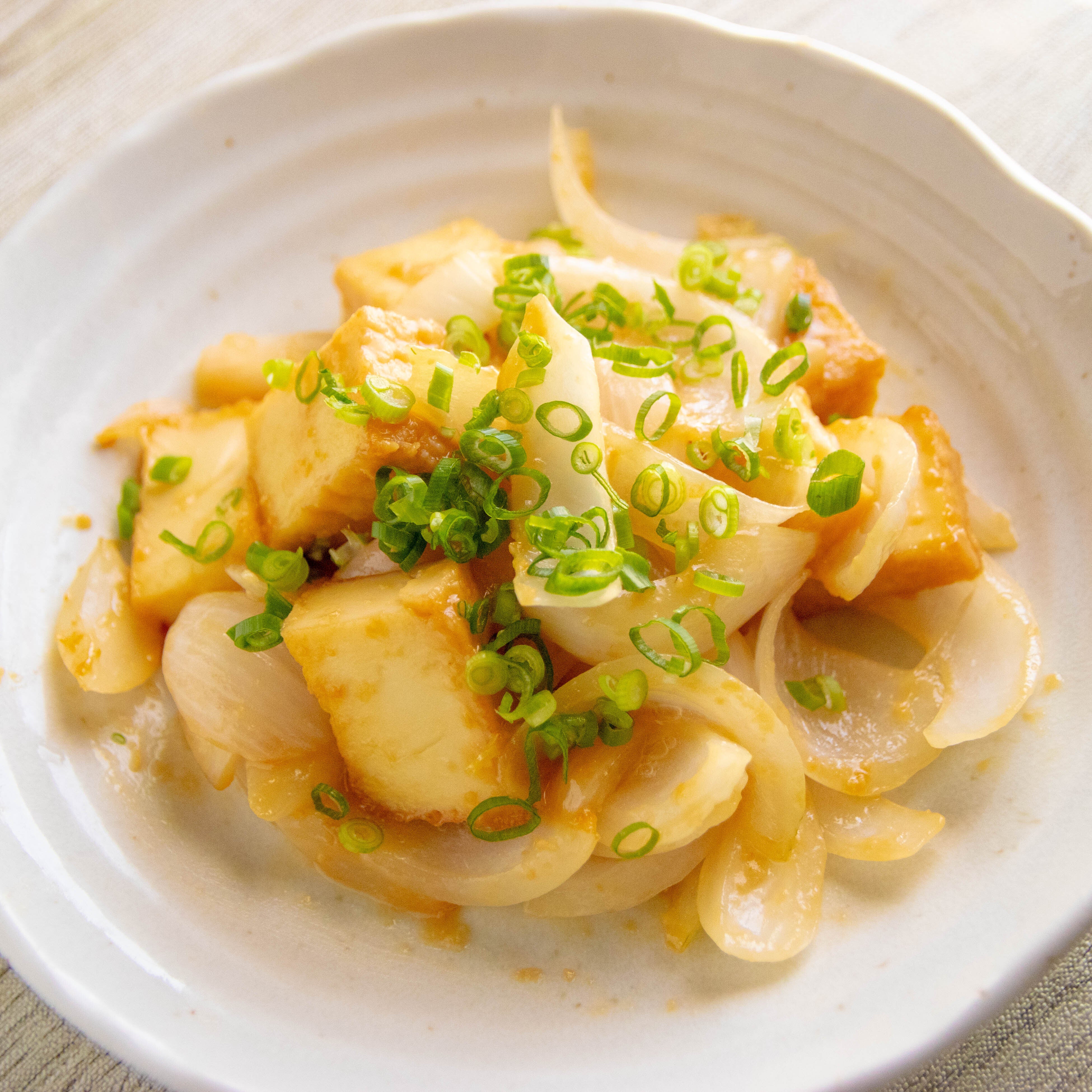 【新玉ねぎ、今これがおいしい】厚揚げと炒めるだけ。10分で完成する旬おかず