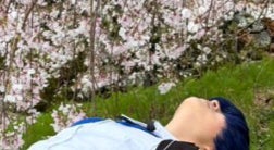 桜の下の美しい1枚…その裏側が衝撃すぎた⇨コスプレ撮影風景に「理想と現実」「撮影現場おもろすぎ」の声