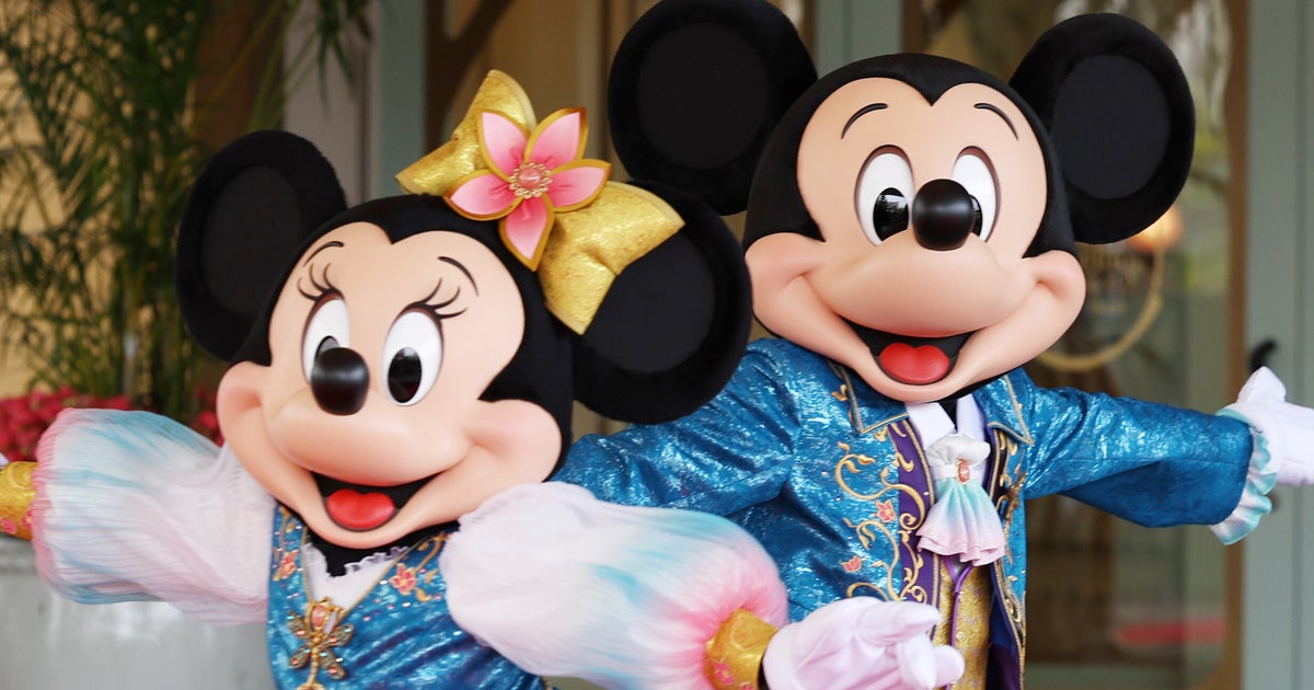 ディズニーランドの桜が満開！夢のような春の風景