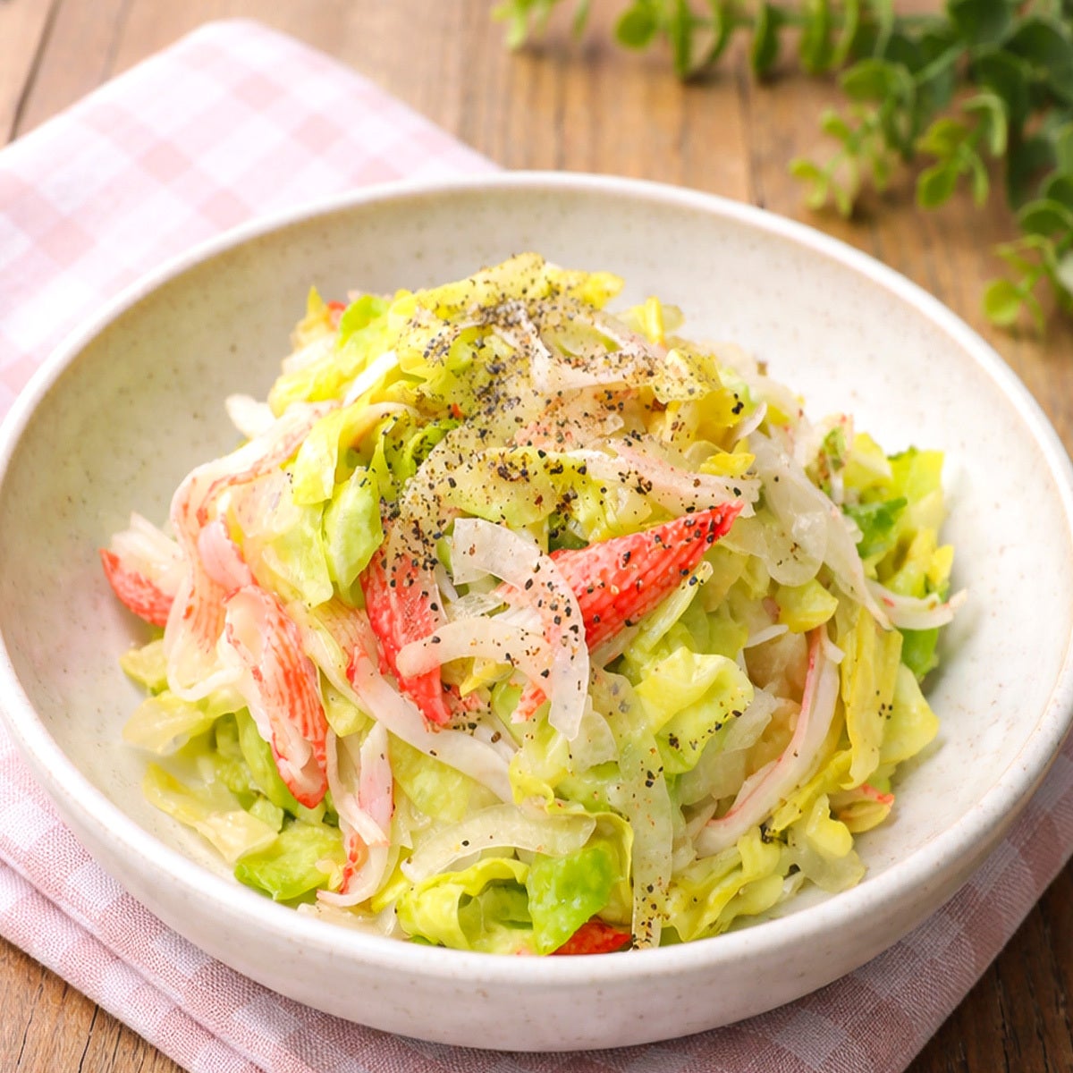 【新玉ねぎと春キャベツはこう食べて】さっぱりなのに止まらない！新玉ねぎと春キャベツとカニカマのマリネレシピ