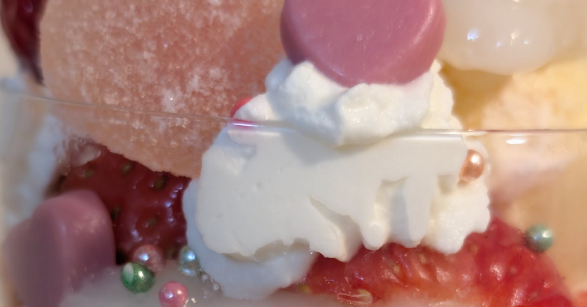 母の誕生日に手作りした“苺パフェ”が個性的すぎる⇨愛犬をモデルにしたオリジナルキャラに大注目