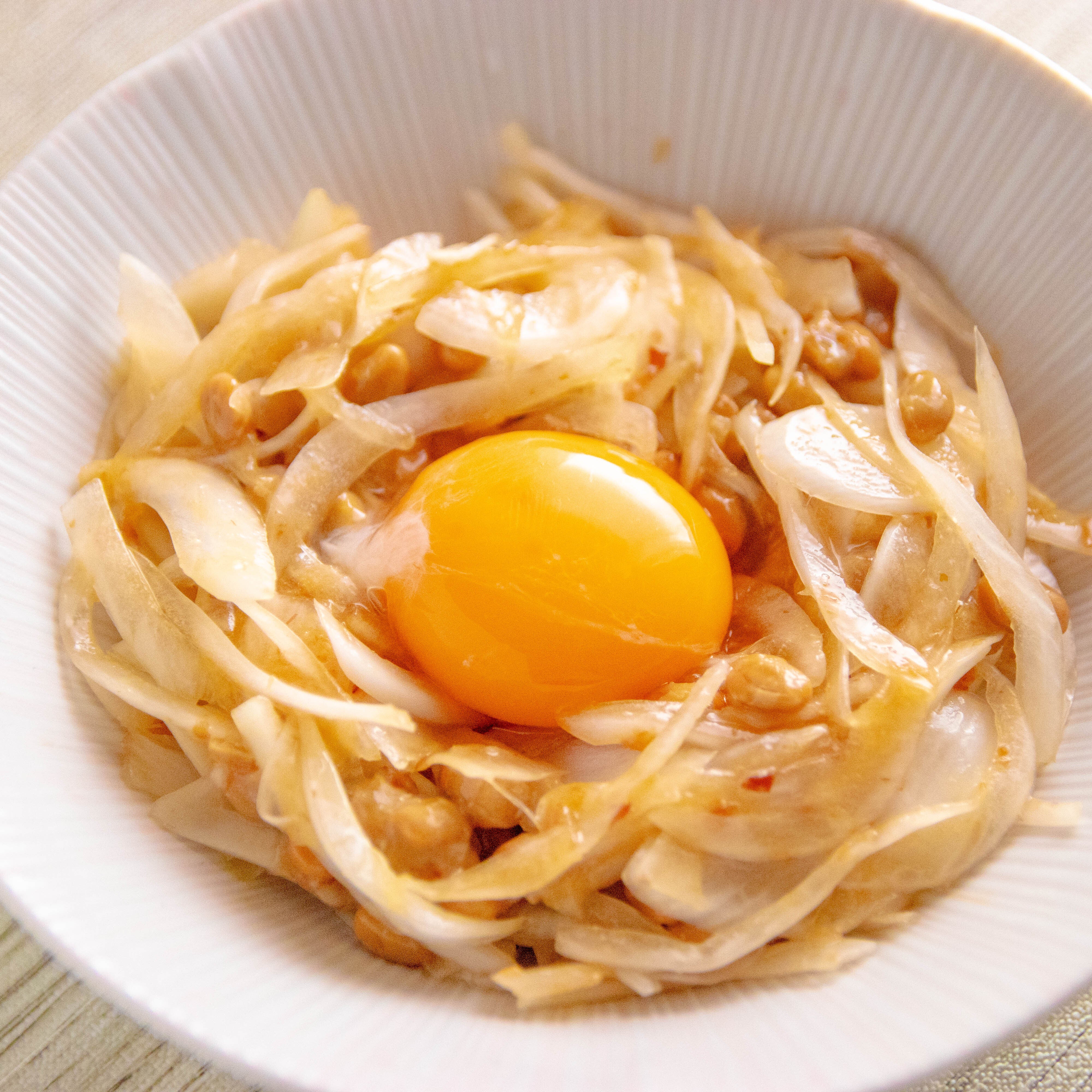 【新玉ねぎ】納豆に合わせるなら、この時期は長ねぎよりこっち！「新玉ねぎと納豆の卵黄和え」