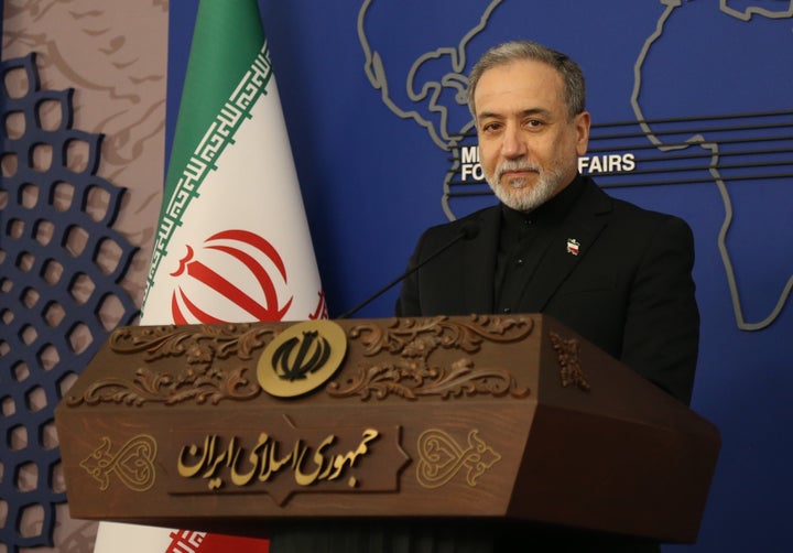 El ministro de Asuntos Exteriores de Irán, Seyed Abbas Araghchi, asiste a una conferencia de prensa semanal en Teherán, Irán, el 16 de marzo de 2026. Araqchi dijo que si cesan los ataques contra él, Teherán cesaría los contraataques y proporcionaría un paso seguro en coordinación con sus fuerzas armadas. "y teniendo debidamente en cuenta las limitaciones técnicas."