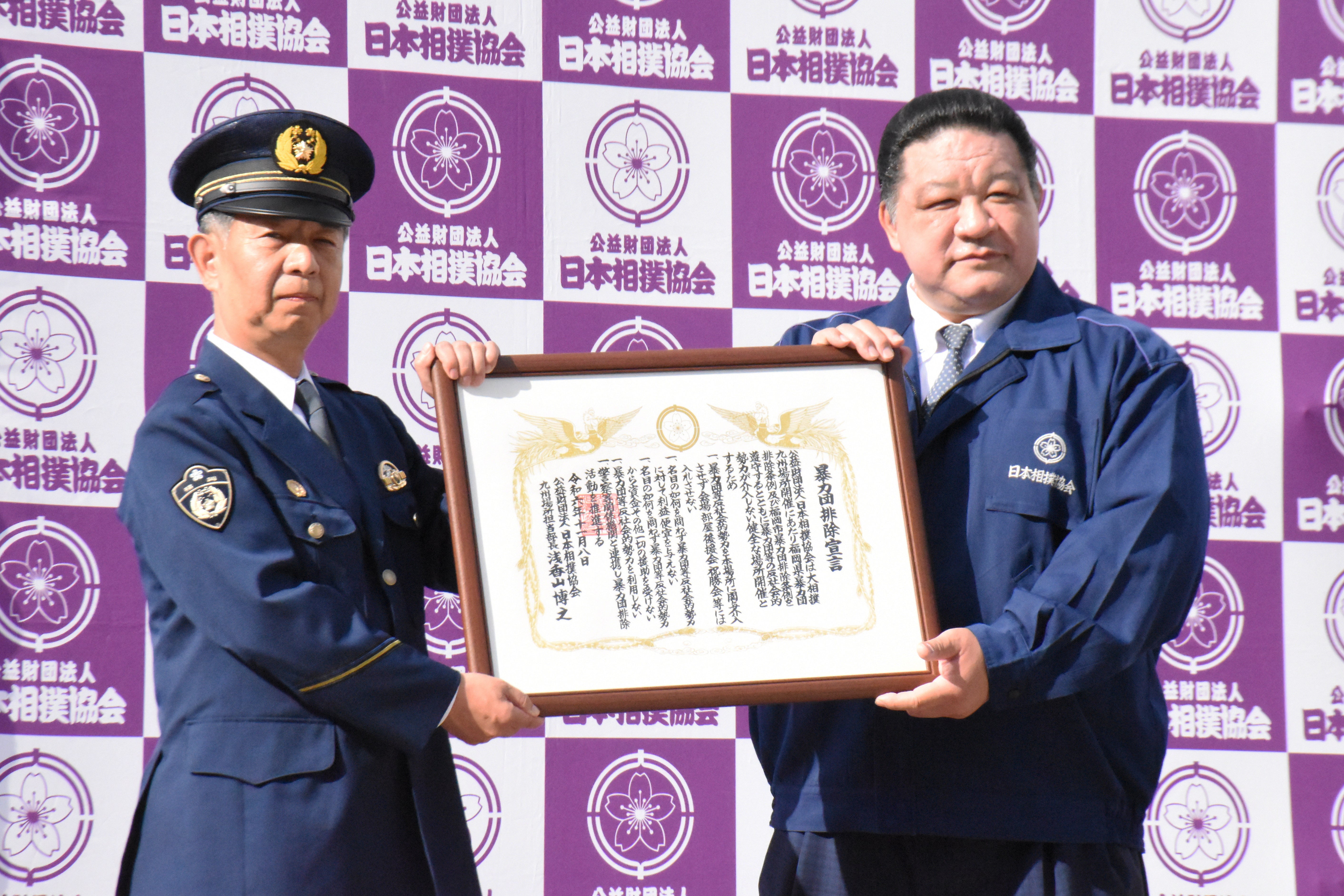 浅香山親方、トイプードル16歳の誕生日を祝う⇨にっこり笑顔で抱きしめ「いつまでも温かくいてほしい」