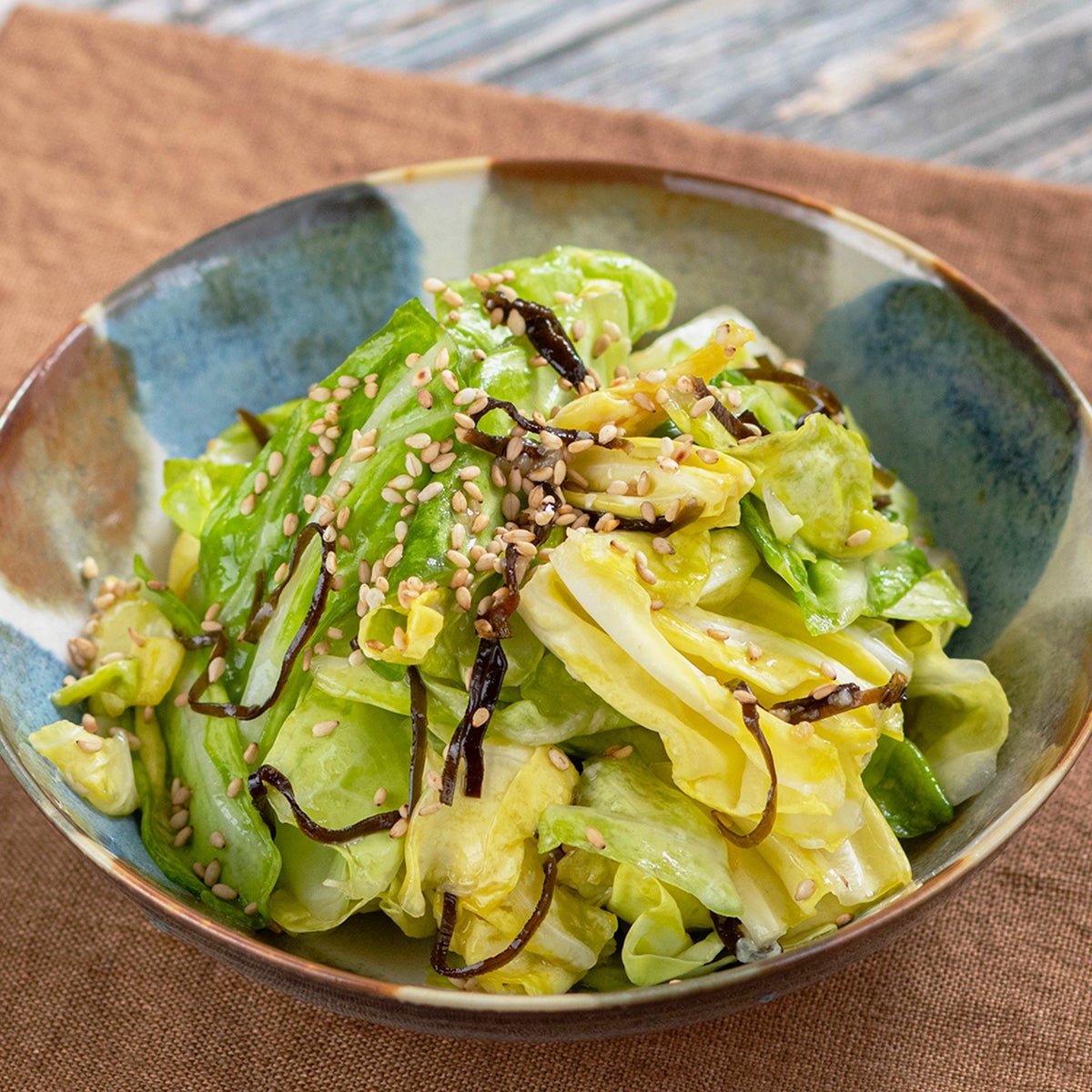 【塩こうじのレシピ】材料3つを袋に入れるだけ。春キャベツのうま味たっぷり漬け