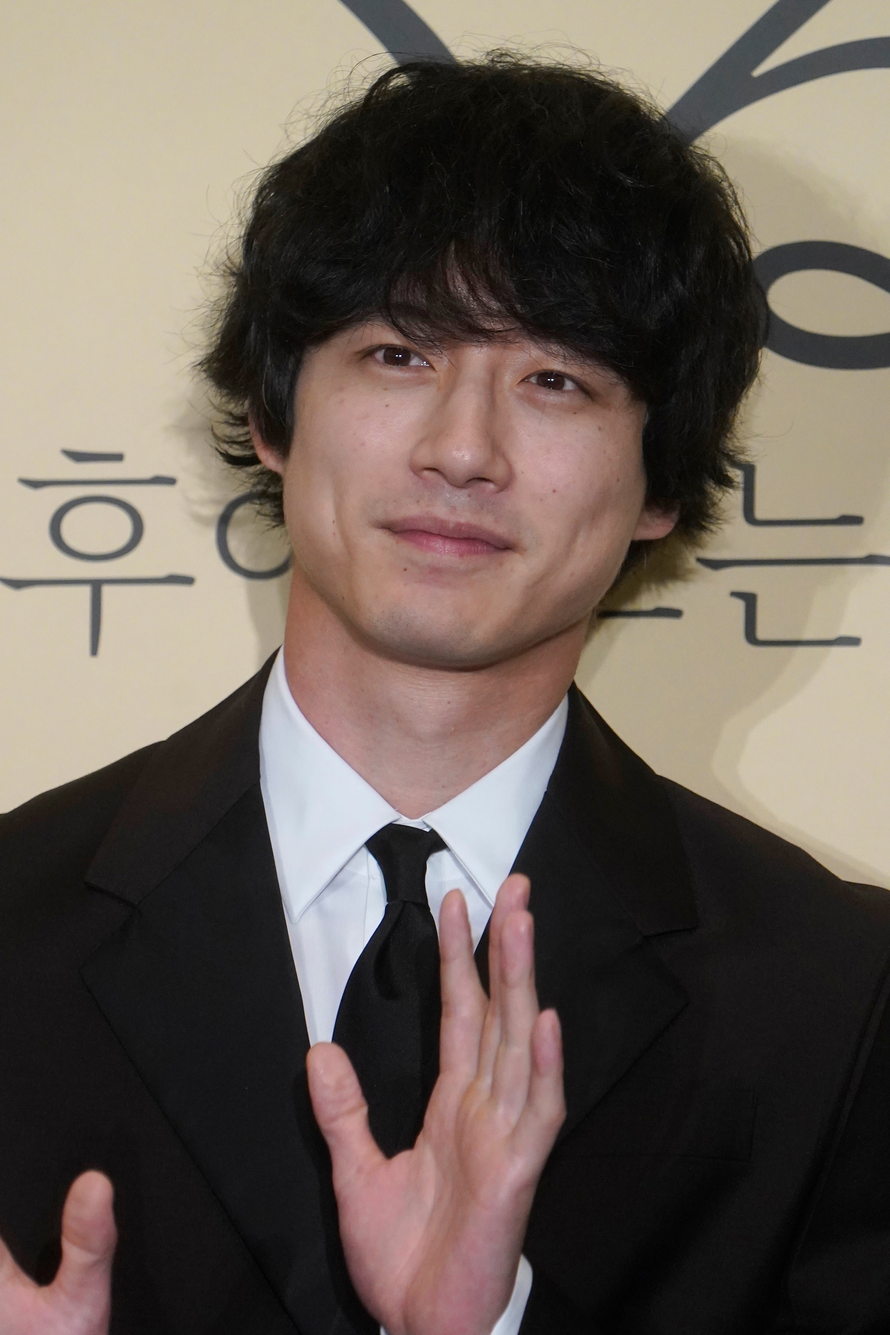 坂口健太郎、メガネにヒゲ姿でお花見する姿に「おしゃれ」と反響。桜の下で撮った写真を公開