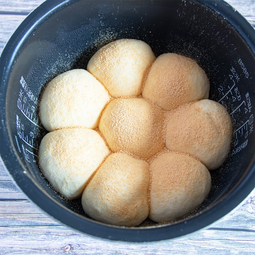 【検証】炊飯器にパン生地を入れたらどうなる？→ちぎる手が止まらない仕上がりに…
