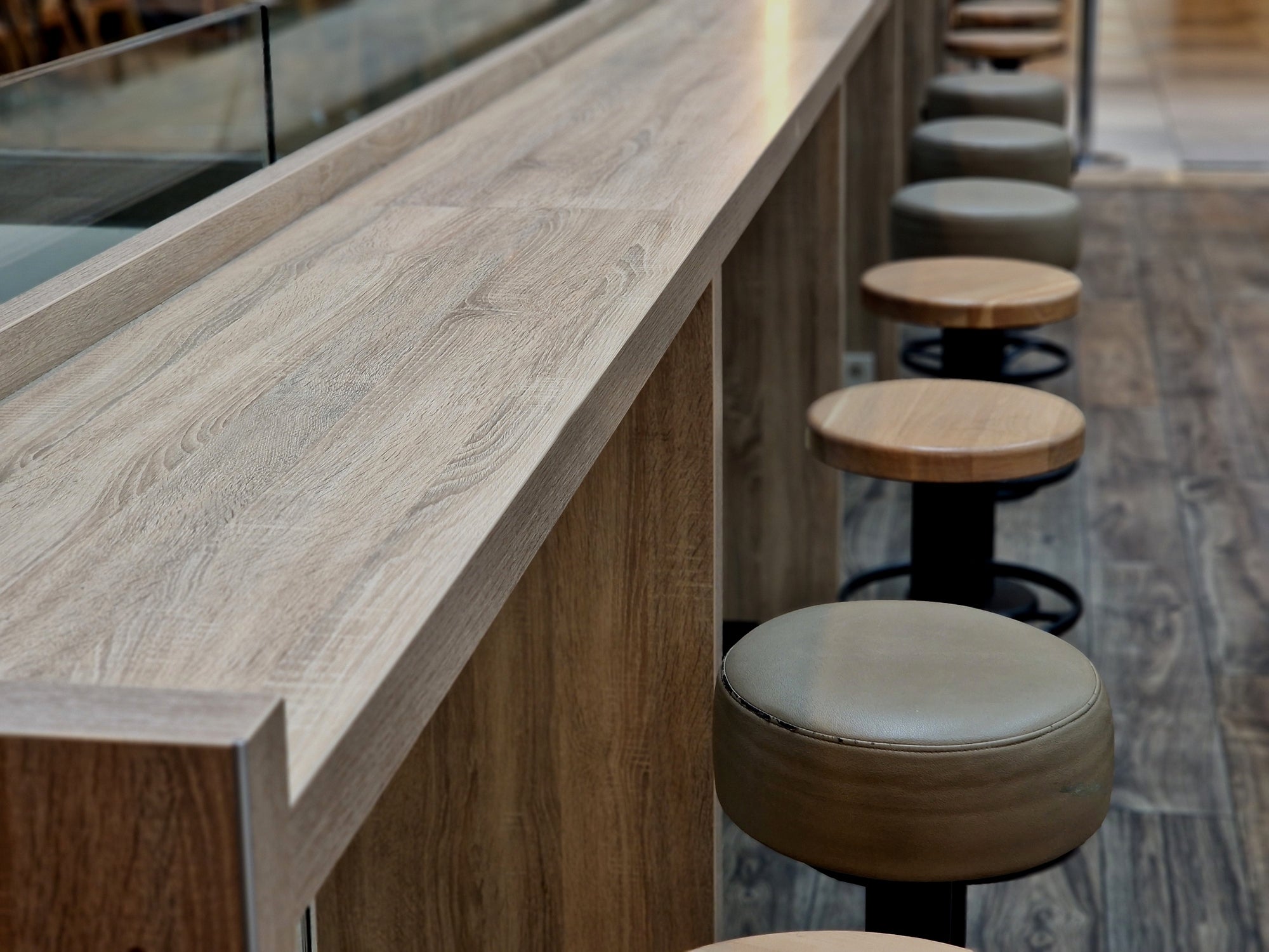 ぼっち飯をする客。すると、3歳息子が“まさかの行動”⇒ 周囲の人も思わずニッコリ