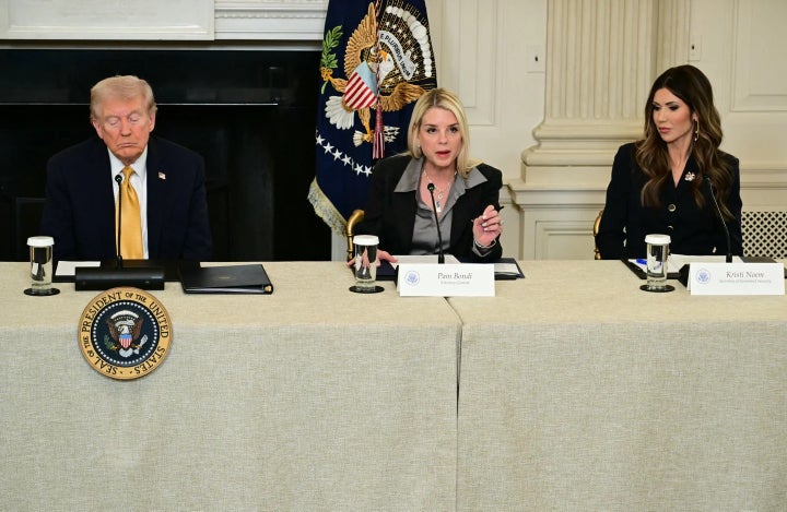 トランプ氏(左)、ボンディ氏(真ん中)、ノーム氏(右)