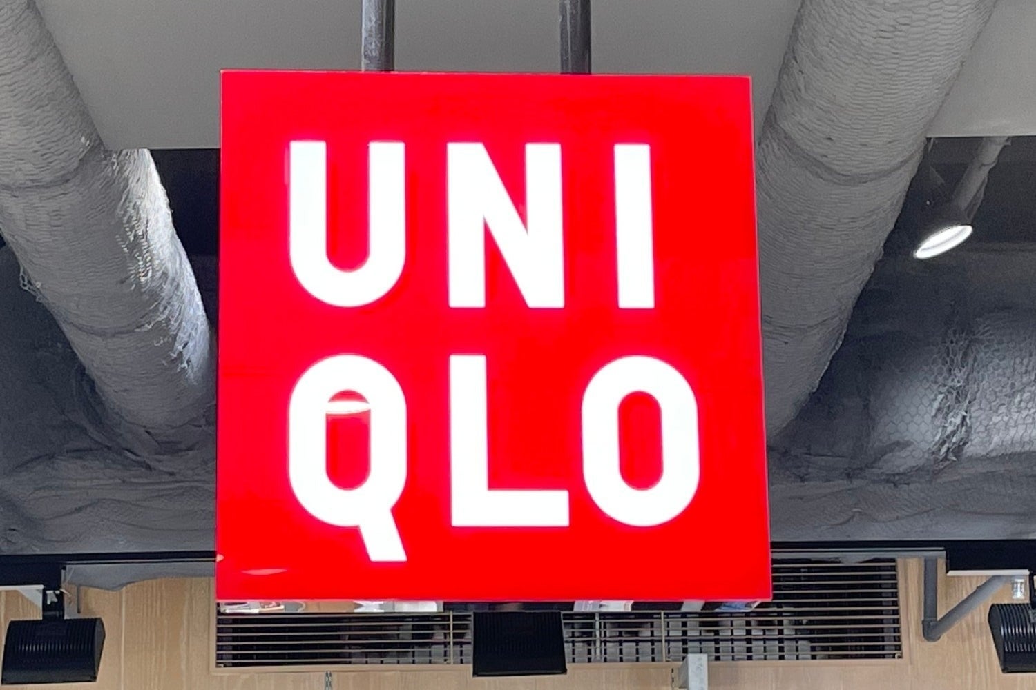 【ユニクロ】「2色買った」「とても着やすい」1000円オフでお得に買える『値下げアイテム』3選。着回し高くて優秀なんです！《着用レビュー》