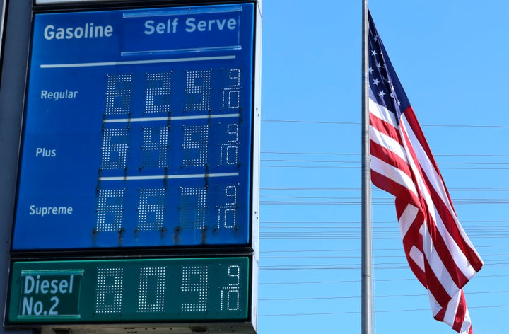 Los altos precios de la gasolina se muestran en una gasolinera Chevron mientras ondea una bandera estadounidense el 8 de abril de 2026 en El Segundo, California. (Foto de Mario Tama/Getty Images)