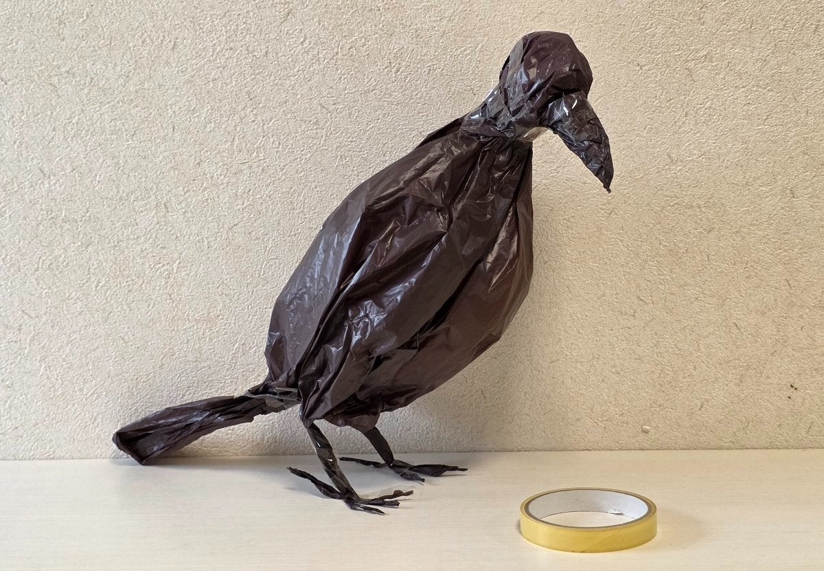 レジ袋で手作りしたカラスが超リアル！ベランダに置いた“ハトよけ”が効果抜群で「天才すぎる」と14万「いいね」