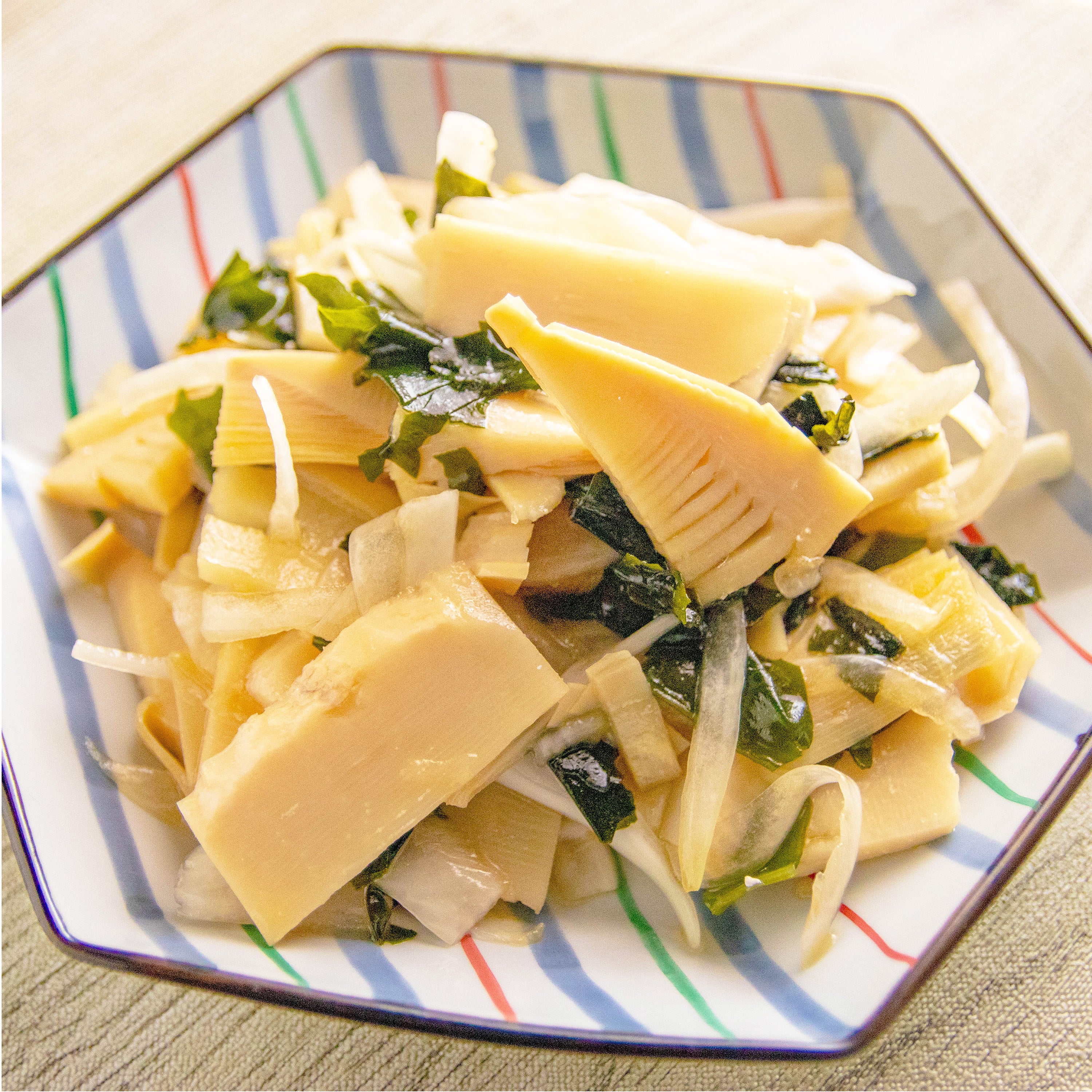 【たけのこ、煮る以外の調理法】和えるだけで「春の味」。わかめと新玉ねぎのさっぱり和え