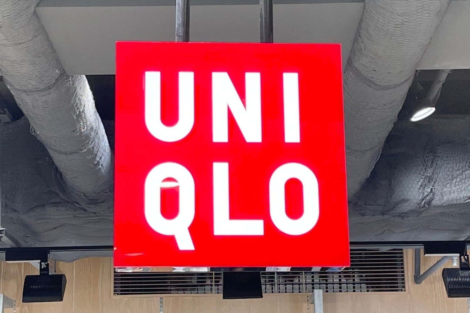 「世界の平和を心から願う」ユニクロ、栗山英樹とコラボのチャリティTシャツを4月17日に発売。犬のデザインが可愛い