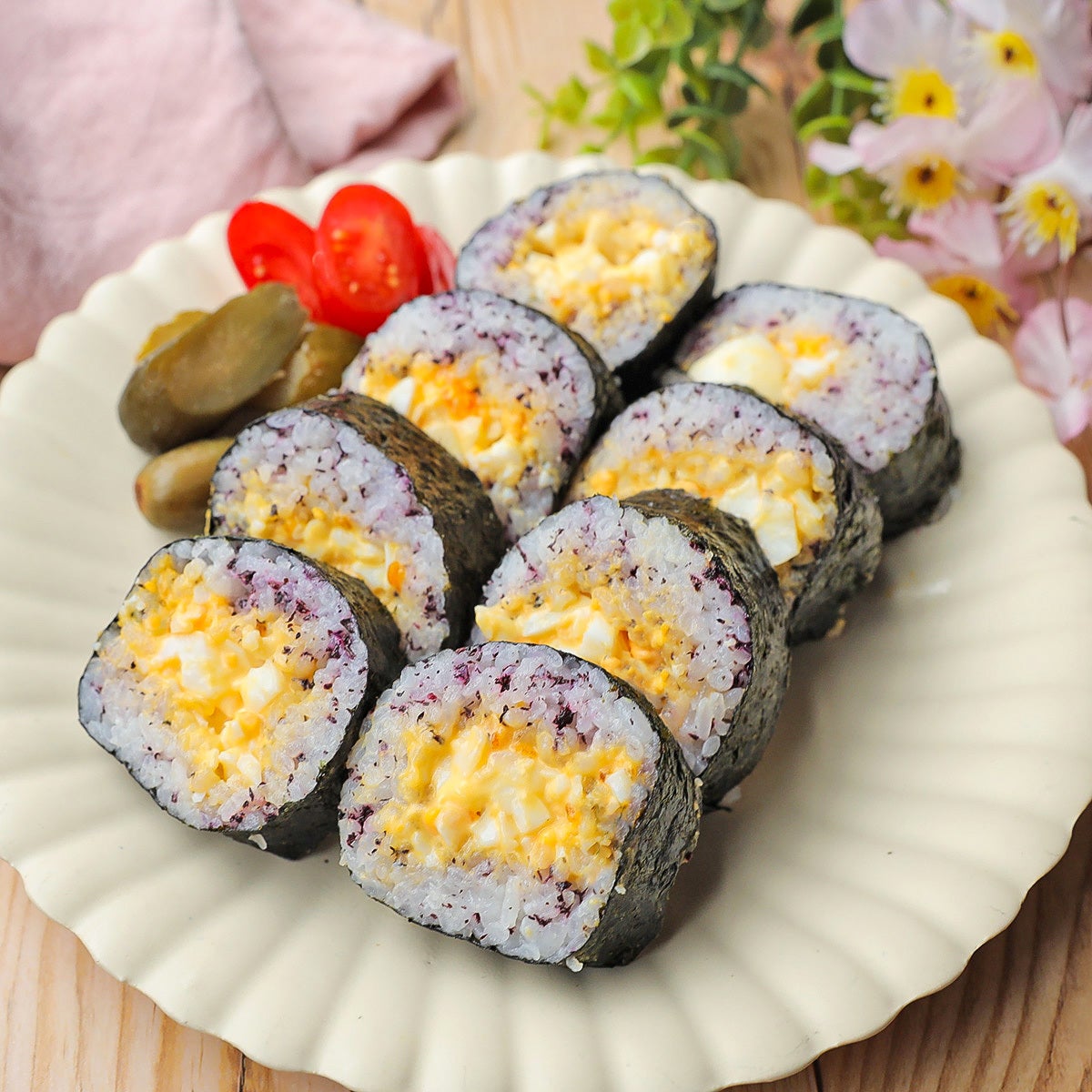 【卵サンドの具をご飯で巻いたら...】パンより合う！？子どもに人気の絶品のり巻きレシピ