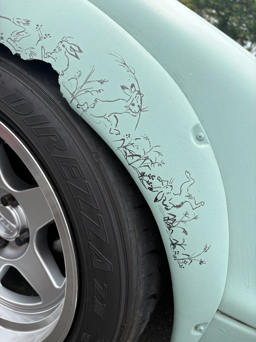 愛車・初代ロードスターの“ボロ隠し”に描いた「国宝絵巻」がすごい⇨圧倒的なセンスに「3度見してしまう」と絶賛の声