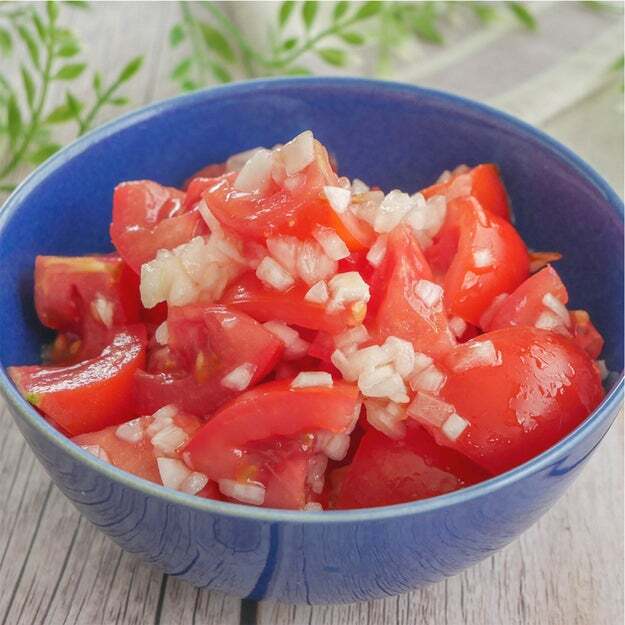 【トマトで作るさっぱり副菜】暑い日に食べたい！切って和えるだけの簡単レシピ3選