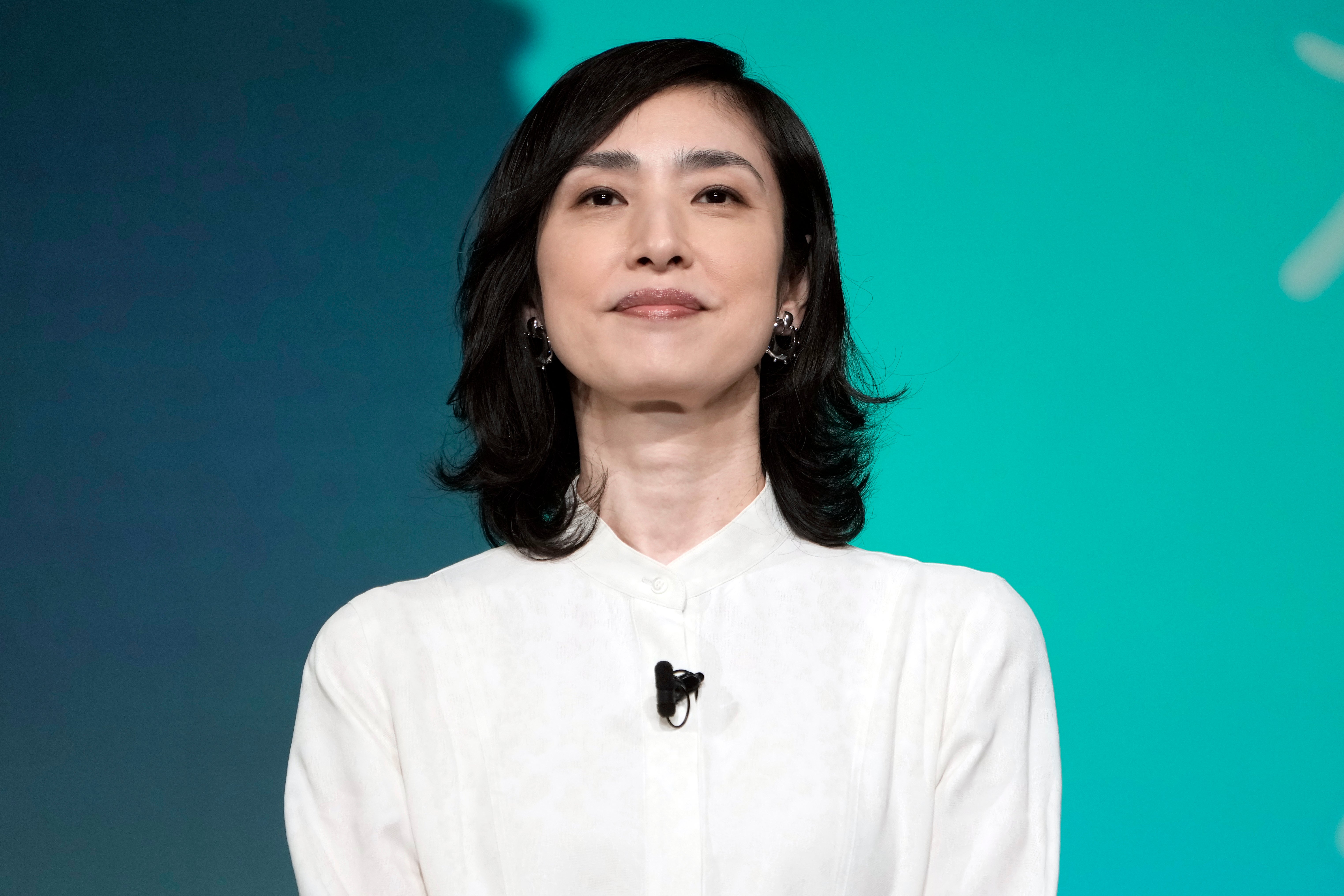 天海祐希、Y字バランスが「驚異の体幹」と話題⇨舞台共演俳優の投稿に「さすがです」「指先まできれい」