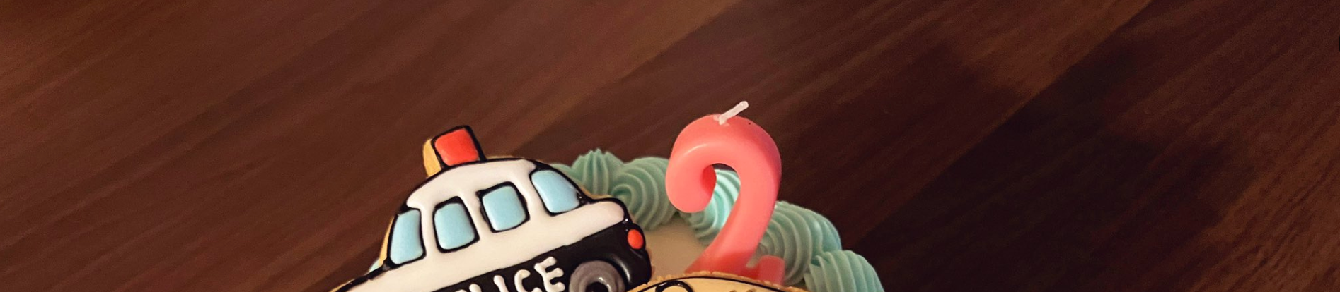 誕生日ケーキに、2歳児の好きな物を詰め込みすぎたら…⇨“事故現場化“してしまい「アンパンマン号がやらかしたみたい」と反響