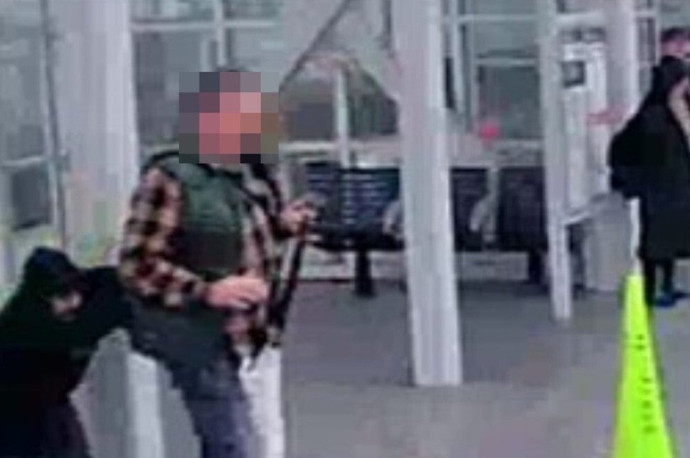 電車ホームでスマホ操作中の男性を背後から突き飛ばし、逃走。男を殺人未遂で起訴 米