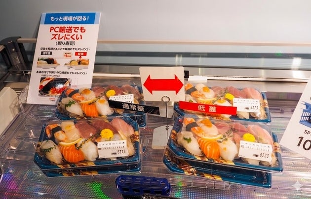 蓋を低く改良した容器。食品の容量を減らしても満足感が得られる（有明GYM-EXで4月8日〜10日に開催された「エフピコフェア2026年 現場の声に応える頼れる容器」より）