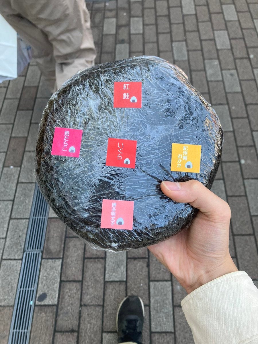 御徒町で巨大おにぎり見つけた⇨想像以上にでかい！「マンホールだろ」「円盤じゃん」ツッコミ殺到