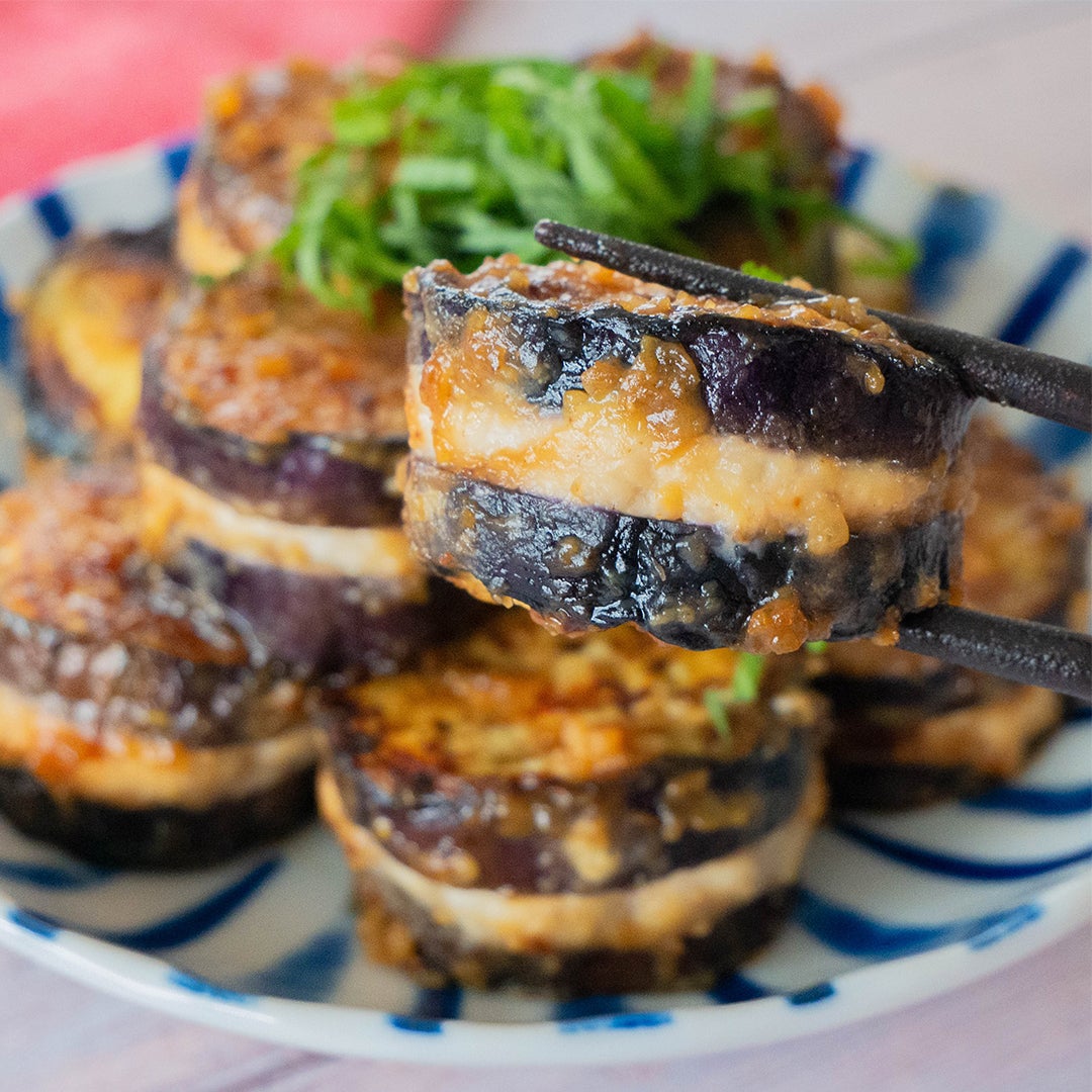 【なすと鶏ひき肉で優勝おかず】箸が止まらない！絶品なすの挟み焼きレシピ