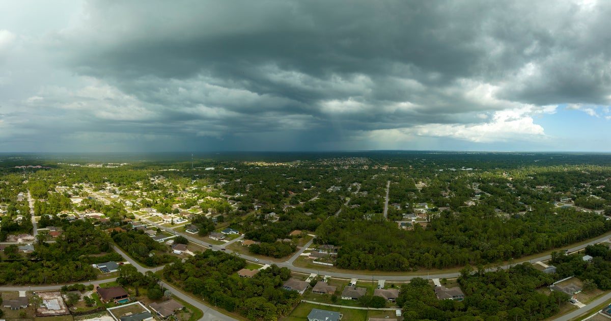 竜巻をドローンで撮るとこうなる⇒街が黒煙に包まれる異様な光景　その上空には...