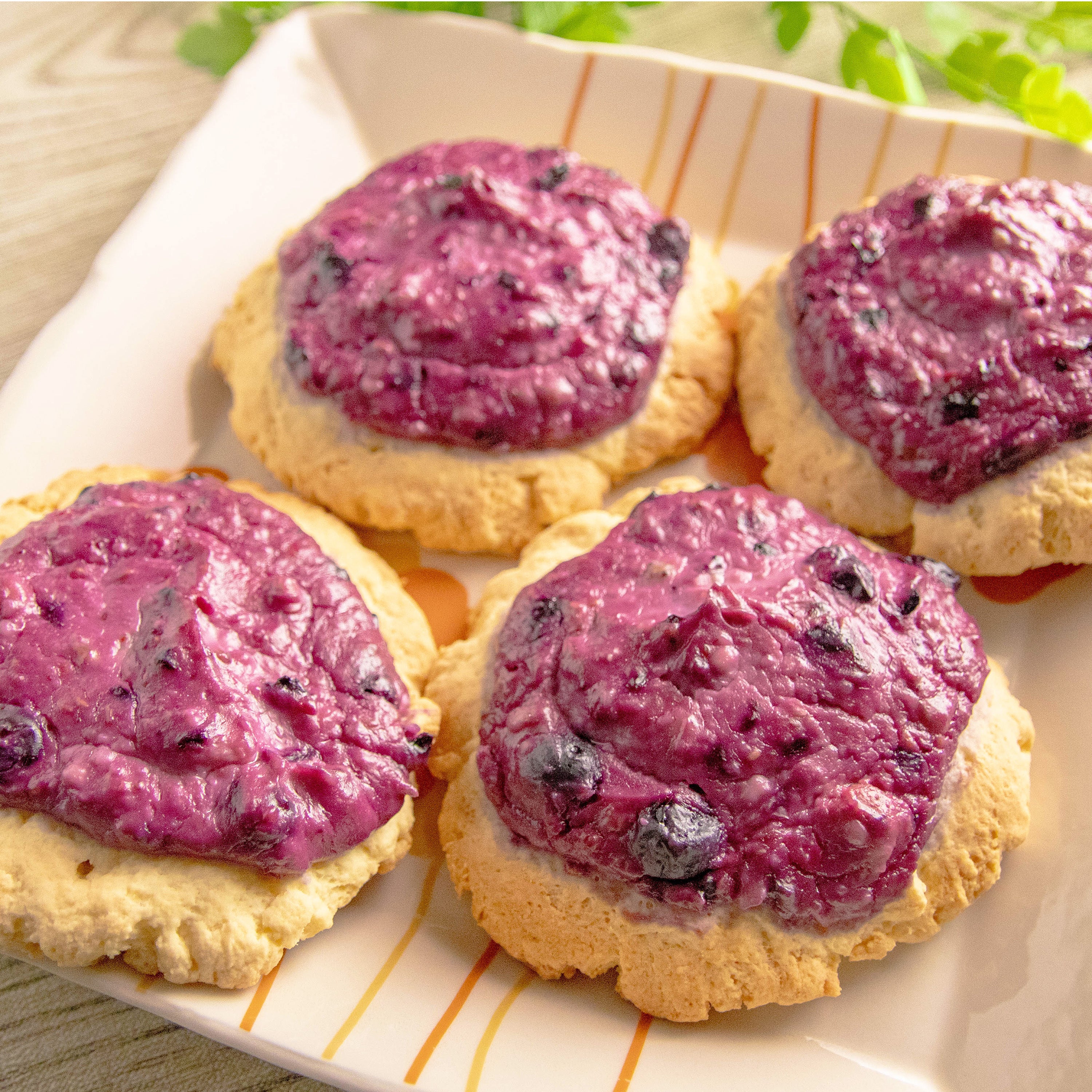 包むのをやめたら大正解。のせて焼くだけのベリー×クリームチーズのスコーン風クッキー