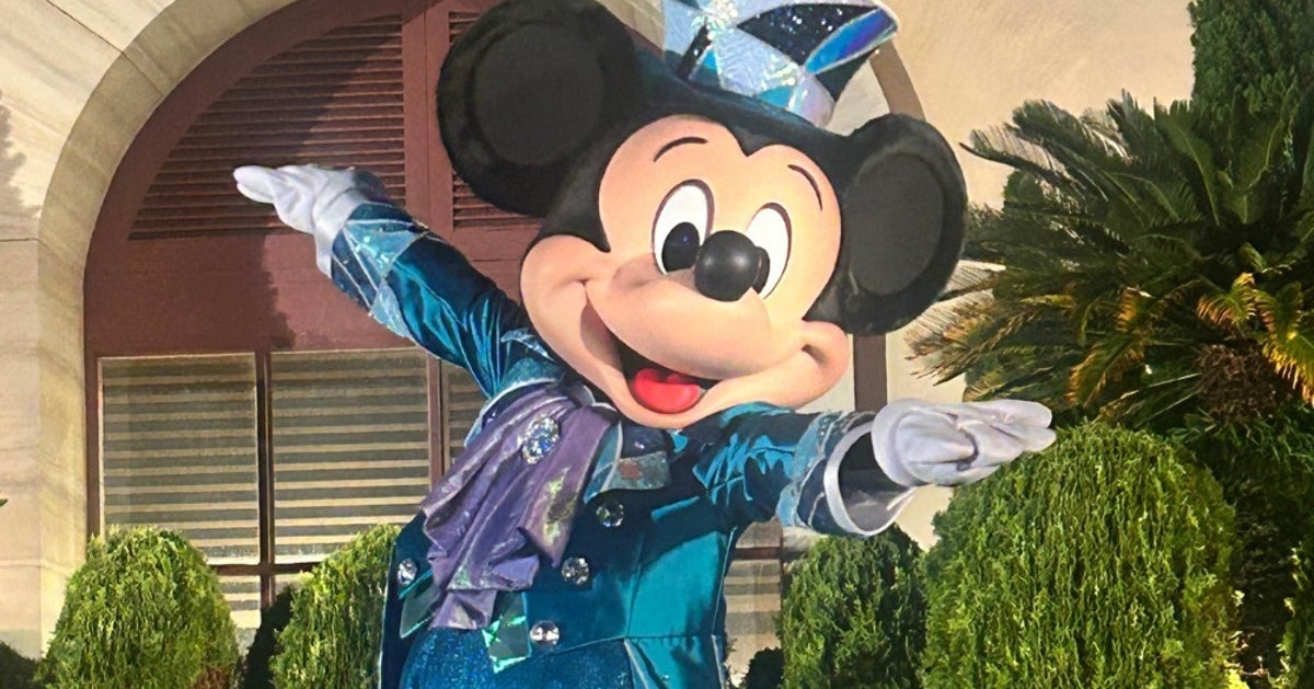 「思ったより青い」「絶対食べる」ディズニーシーの『青すぎる限定スイーツ』インパクトのある見た目がSNSで話題に！《実食レビュー》