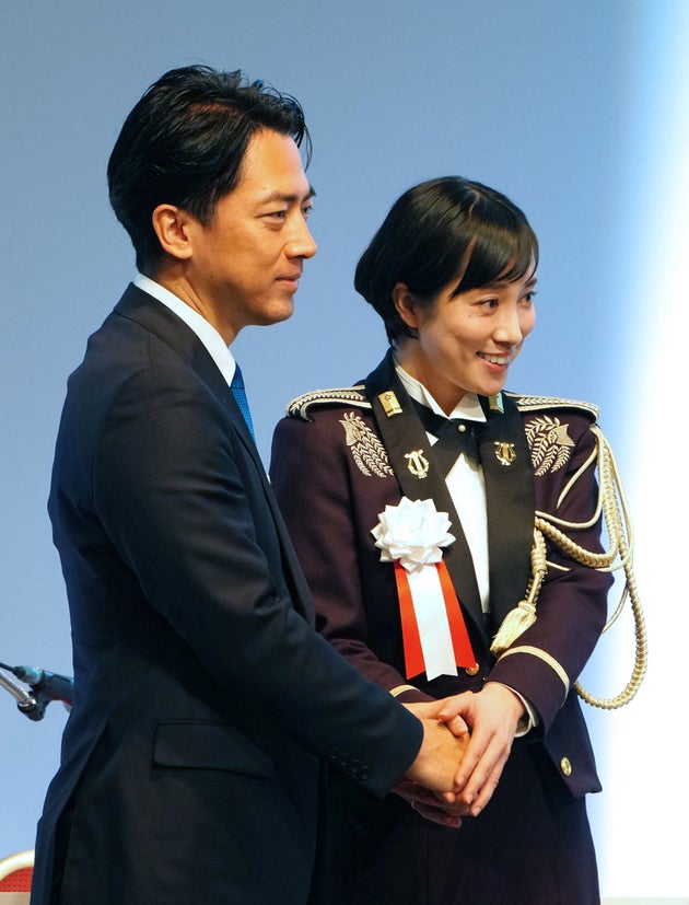 自民党大会で小泉進次郎防衛相と握手を交わす陸上自衛隊中央音楽隊でソプラノ歌手をつとめる隊員
