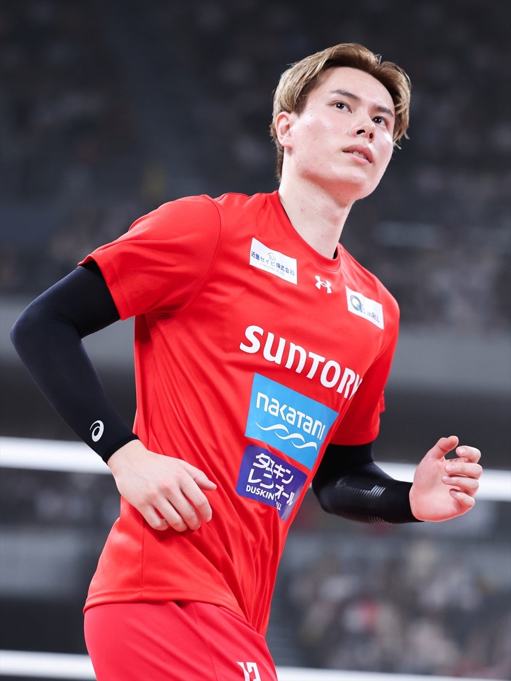 バレー高橋藍、愛犬と緑の中を疾走⇨笑顔の写真に「相棒みたい」「癒やされる」