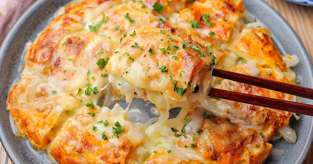 【新玉ねぎを挟んで焼くだけ】気づいたら3日連続食べてます！シャキとろ食感がクセになる簡単おかずレシピ